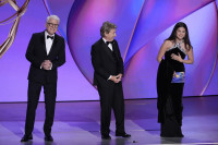 Μήπως η Selena Gomez έπιασε τον Martin Short να στέλνει μηνύματα στη Meryl Streep στα Emmys;
