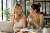 «Work bestie»: Πόσο σημαντικό είναι τελικά ένα φιλαράκι στη δουλειά;