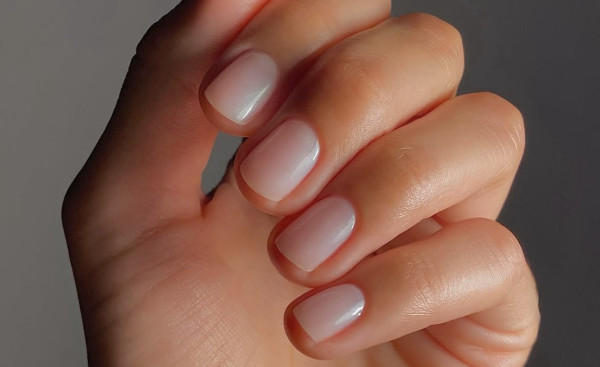 Τι είναι τα Angel Nails, το μανικιούρ που θα παραμείνει στη μόδα πολύ μετά το καλοκαίρι;