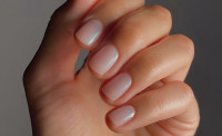 Τι είναι τα Angel Nails, το μανικιούρ που θα παραμείνει στη μόδα πολύ μετά το καλοκαίρι;