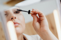 Παρενέργειες των eyelash serums: Η προειδοποίηση ενός ειδικού απέναντι στη φρενίτιδα που επικρατεί