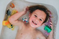 Το παιδί σου δυσκολεύεται με το μπάνιο; Πώς να το μετατρέψεις σε ώρα διασκέδασης που θα αγαπήσει