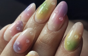 Wet Nails: Το μανικιούρ που κάνει τα νύχια σου να φαίνονται σαν να βγήκαν μόλις από το νερό