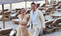 Η Χριστίνα Βραχάλη βγήκε και στο θέατρο και ο σύζυγός της την τρολάρει απειλώντας με...διαζύγιο