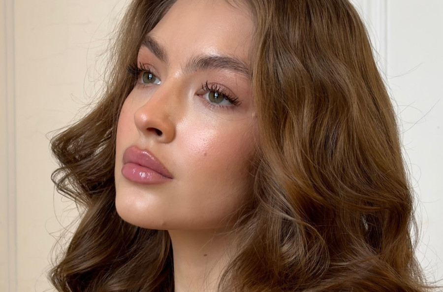 Είναι το foundation σου πολύ κίτρινο; Αυτό το trick με μωβ ρουζ τα αλλάζει όλα