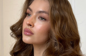 Είναι το foundation σου πολύ κίτρινο; Αυτό το trick με μωβ ρουζ τα αλλάζει όλα