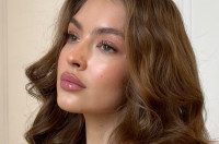 Είναι το foundation σου πολύ κίτρινο; Αυτό το trick με μωβ ρουζ τα αλλάζει όλα