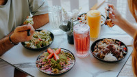 Summer brunch: Η συνήθεια που κάνει κάθε καλοκαιρινή μέρα να μοιάζει με διακοπές και τα οφέλη της