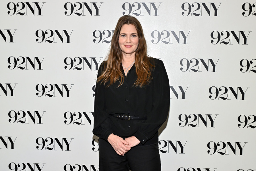 Στα 51 της, η Drew Barrymore αγκαλιάζει τις ρυτίδες της σε ένα unfiltered video