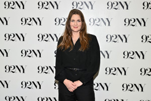 Στα 51 της, η Drew Barrymore αγκαλιάζει τις ρυτίδες της σε ένα unfiltered video