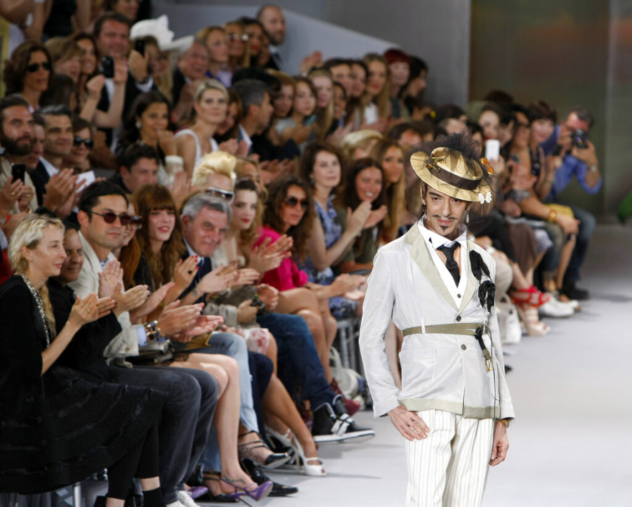 John Galliano: Αποσύρεται από την έκθεση του MET προς τιμήν του - «Θα ήταν προτιμότερο να μην πραγματοποιηθεί προς το παρόν»