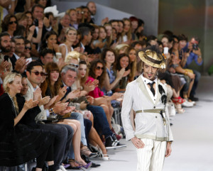 John Galliano: Αποσύρεται από την έκθεση του MET προς τιμήν του - «Θα ήταν προτιμότερο να μην πραγματοποιηθεί προς το παρόν»