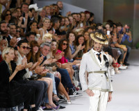 John Galliano: Αποσύρεται από την έκθεση του MET προς τιμήν του - «Θα ήταν προτιμότερο να μην πραγματοποιηθεί προς το παρόν»