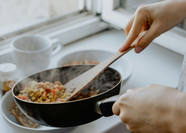 Μικρά λάθη που κάνουν το φαγητό πιο βαρύ απ’ όσο χρειάζεται