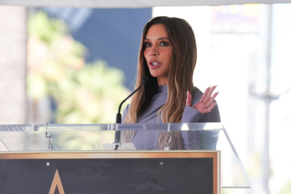 Μπορείτε να φοράτε μαύρα το καλοκαίρι; Η Victoria Beckham αναζωπυρώνει αυτή τη μεγάλη συζήτηση στο Παρίσι