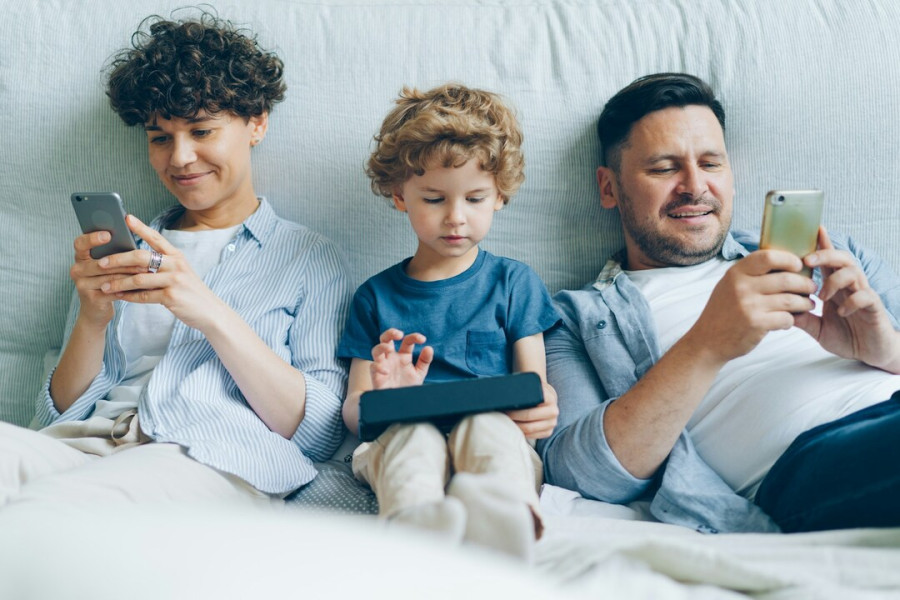 Social media και παιδιά: Τα λάθη που κάνουν άθελά τους πολλοί γονείς