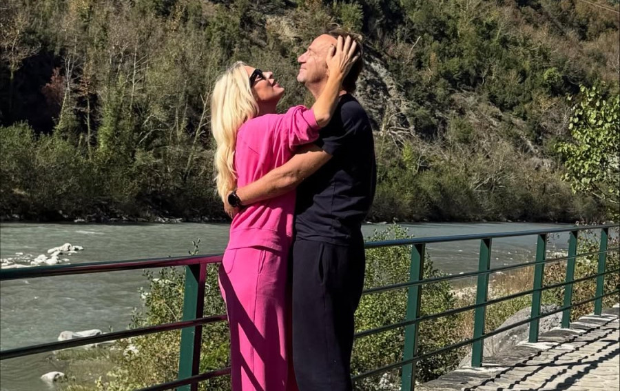 Ελένη Μενεγάκη: Ξεπέρασε τον εαυτό της για να ευχηθεί! Έγινε... pop art πίνακας με τον σύζυγό της