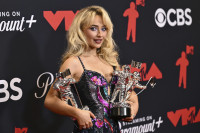 PSA: Η Sabrina Carpenter εξακολουθεί να μην φοράει παντελόνια αυτόν τον χειμώνα