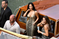 Kim Kardashian: Συνδύασε ένα αποκαλυπτικό crop top με σαγιονάρες στις διακοπές της