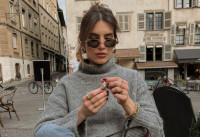 “Cashmere bun”: Τι είναι αυτό το χτένισμα που αποτελεί το αντίθετο του sleek bun;