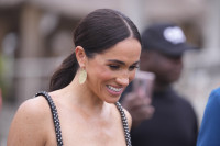 Μετά την Kate Middleton, σειρά έχει η Meghan Markle να επιλέξει το πιο trendy ρουζ της στιγμής