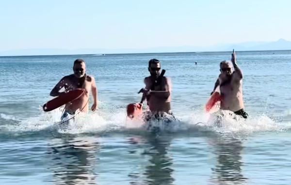 Epic... Κόκλας, Ιωάννου και Δημητρίου αναβίωσαν το Baywatch στη Βούλα (Voulawatch)