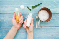 DIY roll-on αιθέριων ελαίων κατά του άγχους που χωράει στην τσάντα σου