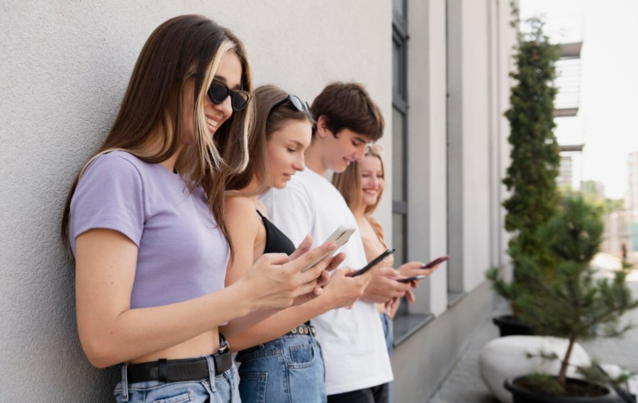 Οθόνες, κοινωνικά δίκτυα, ψυχική υγεία: Μήπως οι έφηβοι είναι πιο συνειδητοποιημένοι απ’ όσο νομίζουμε;