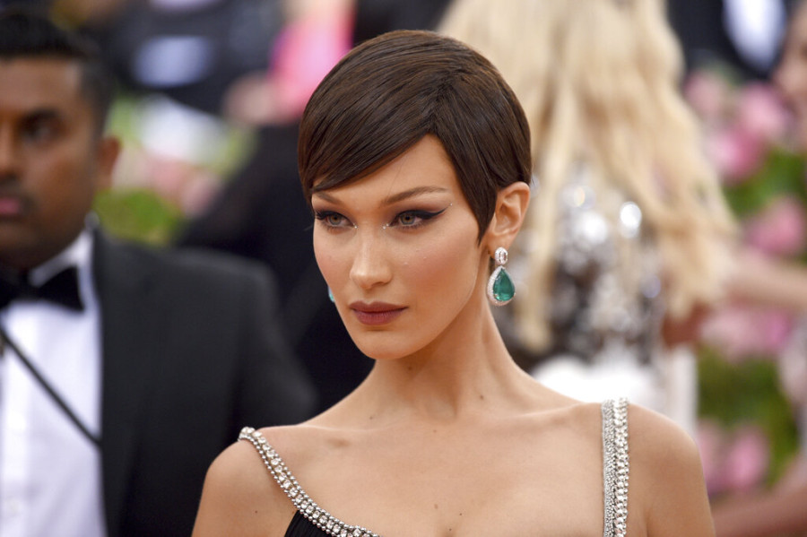 Η Μπέλα Χανίντ φόρεσε 2 τελείως διάφανα φορέματα για το τελευταίο της εξώφυλλο