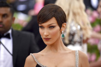 Η Μπέλα Χανίντ φόρεσε 2 τελείως διάφανα φορέματα για το τελευταίο της εξώφυλλο