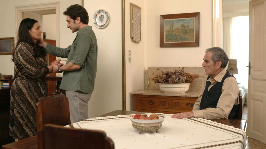 Ηλέκτρα: Ο Βασίλης, διαλυμένος, προσπαθεί να πείσει τη Μάρω να μην παρατήσει τον πατέρα του