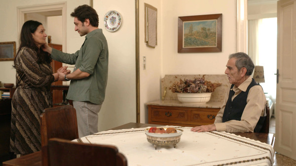 Ηλέκτρα: Ο Βασίλης, διαλυμένος, προσπαθεί να πείσει τη Μάρω να μην παρατήσει τον πατέρα του