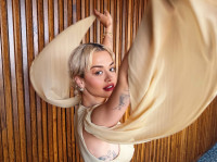Rita Ora: Μετά την Ύδρα, σειρά πήρε η Μύκονος