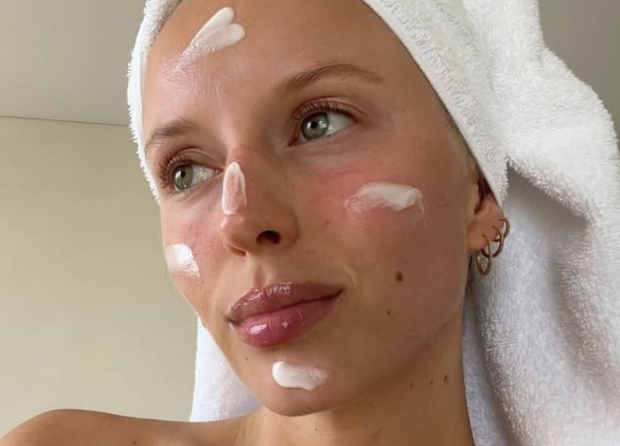 Slathering Method: Το trend που υπόσχεται να σου χαρίσει glass skin σε ένα βράδυ