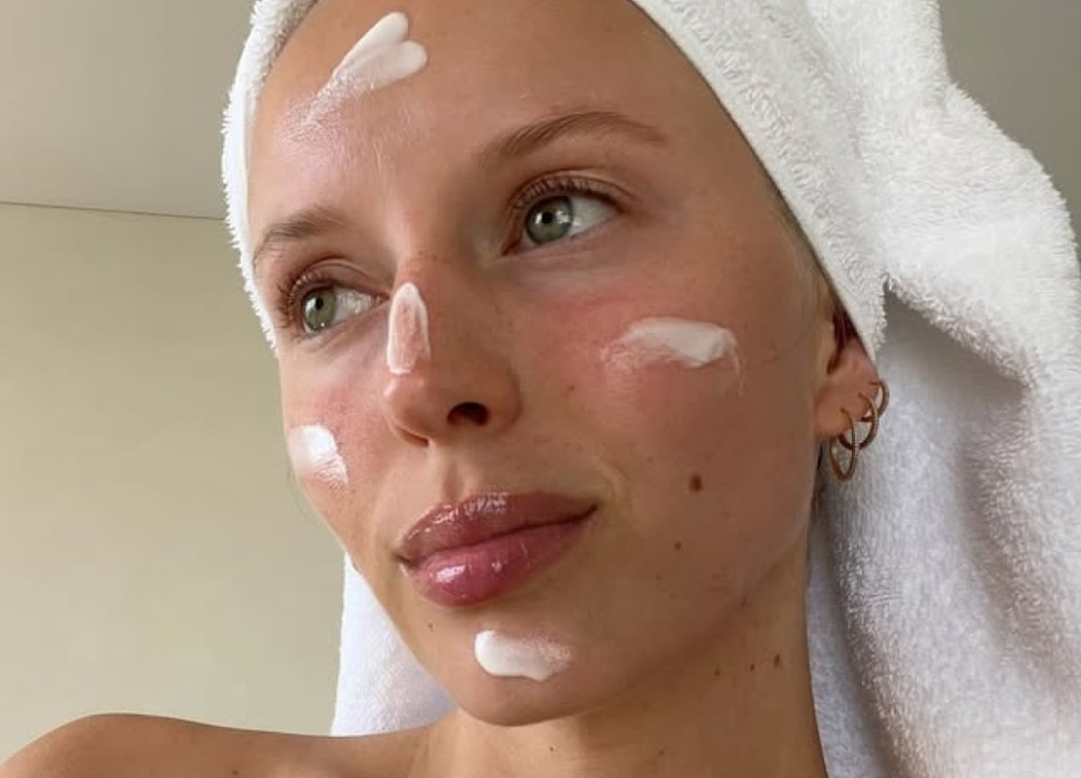 Slathering Method: Το trend που υπόσχεται να σου χαρίσει glass skin σε ένα βράδυ