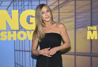 Η Jennifer Aniston μόλις φόρεσε το απόλυτο διάφανο λευκό φόρεμα για το φθινόπωρο