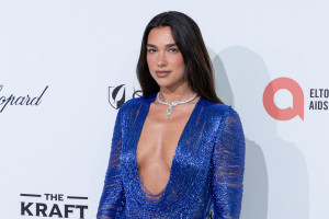 Η Dua Lipa το επιβεβαιώνει: Οι λευκές γόβες είναι το κλειδί για ένα στιλάτο look αυτή την άνοιξη