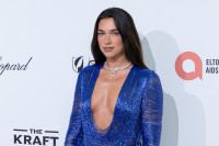 Η Dua Lipa το επιβεβαιώνει: Οι λευκές γόβες είναι το κλειδί για ένα στιλάτο look αυτή την άνοιξη