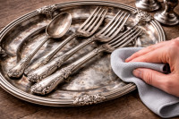 Τα ασημικά σου θα λάμψουν ξανά με αυτά τα υλικά από την κουζίνα