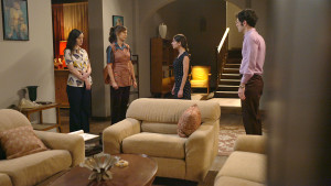 Η Ηλέκτρα επισκέπτεται τις κόρες της και η Νεφέλη, διαλυμένη, την πετάει έξω από το σπίτι