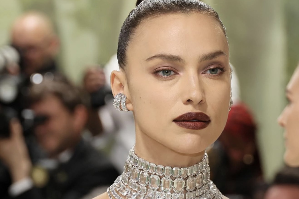 Σχεδόν στα 40, η Irina Shayk αποδεικνύει ότι αυτό το Y2K beauty look παραμένει τάση