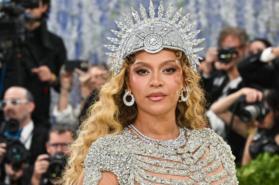 Η Beyoncé δεν άφησε τα γάντια να σταθούν εμπόδιο στο manicure της στο Met Gala