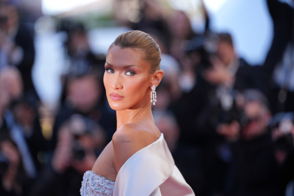 Η Bella Hadid επαναφέρει το πιο απλό (και πρακτικό) χτένισμα του καλοκαιριού