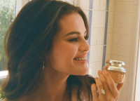 Η Selena Gomez μόλις ενέκρινε το απροσδόκητο φθινοπωρινό χρώμα χειλιών που η Taylor Swift φορά ξανά και ξανά