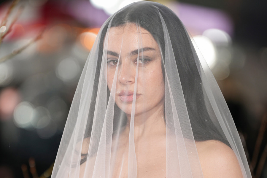 Δάκρυα, θολωμένα χείλη, ατίθασα μαλλιά… Τι είναι η τάση «dark romance» που «καίει» τα social media;