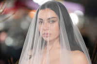 Δάκρυα, θολωμένα χείλη, ατίθασα μαλλιά… Τι είναι η τάση «dark romance» που «καίει» τα social media;