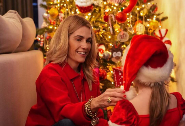 Τζένη Μπότση: Με σκάκι, παραμύθια και δώρα οι φετινές της γιορτές με την κόρη της