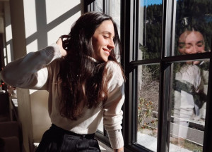 Ραφαέλα Ψαρρού: Αποκαλύπτει τα 8 πράγματα που κάνει για να μακραίνουν γρήγορα τα μαλλιά της και είναι όλα back to basics