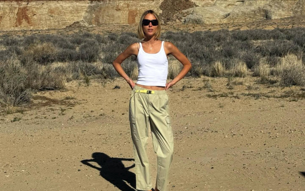Το λευκό tank top έγινε ξανά το πιο powerful basic της χρονιάς