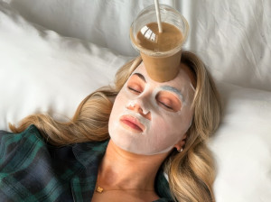 Περιποίηση δέρματος και ψυχικό φορτίο: Γιατί οι πολύπλοκες ρουτίνες μας εξαντλούν